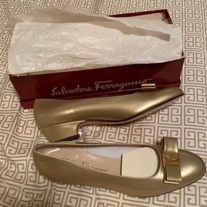 Vintage salvatore Ferragamo Vara Gold Pumps 9.5